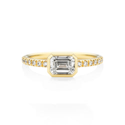 NOA fine jewellery Emerald diamond ring in 18 karat yellow gold
