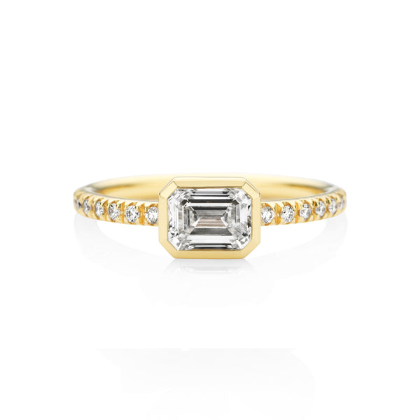 NOA fine jewellery Emerald diamond ring in 18 karat yellow gold
